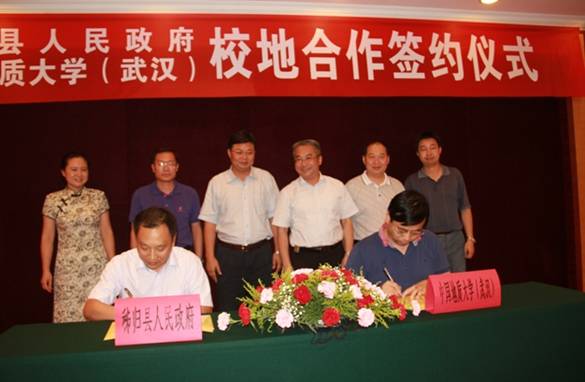 唐辉明副校长与秭归县梅常春副县长签署合作协议书