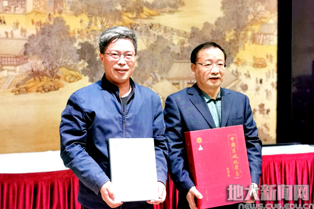 陕西省地质调查院向学校捐赠图书