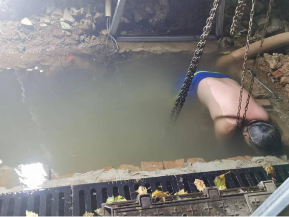 学校服务保障人员在高温下坚守：防暑降灾，迎新迎庆