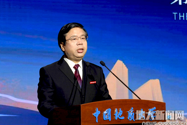 主论坛由唐辉明主持.