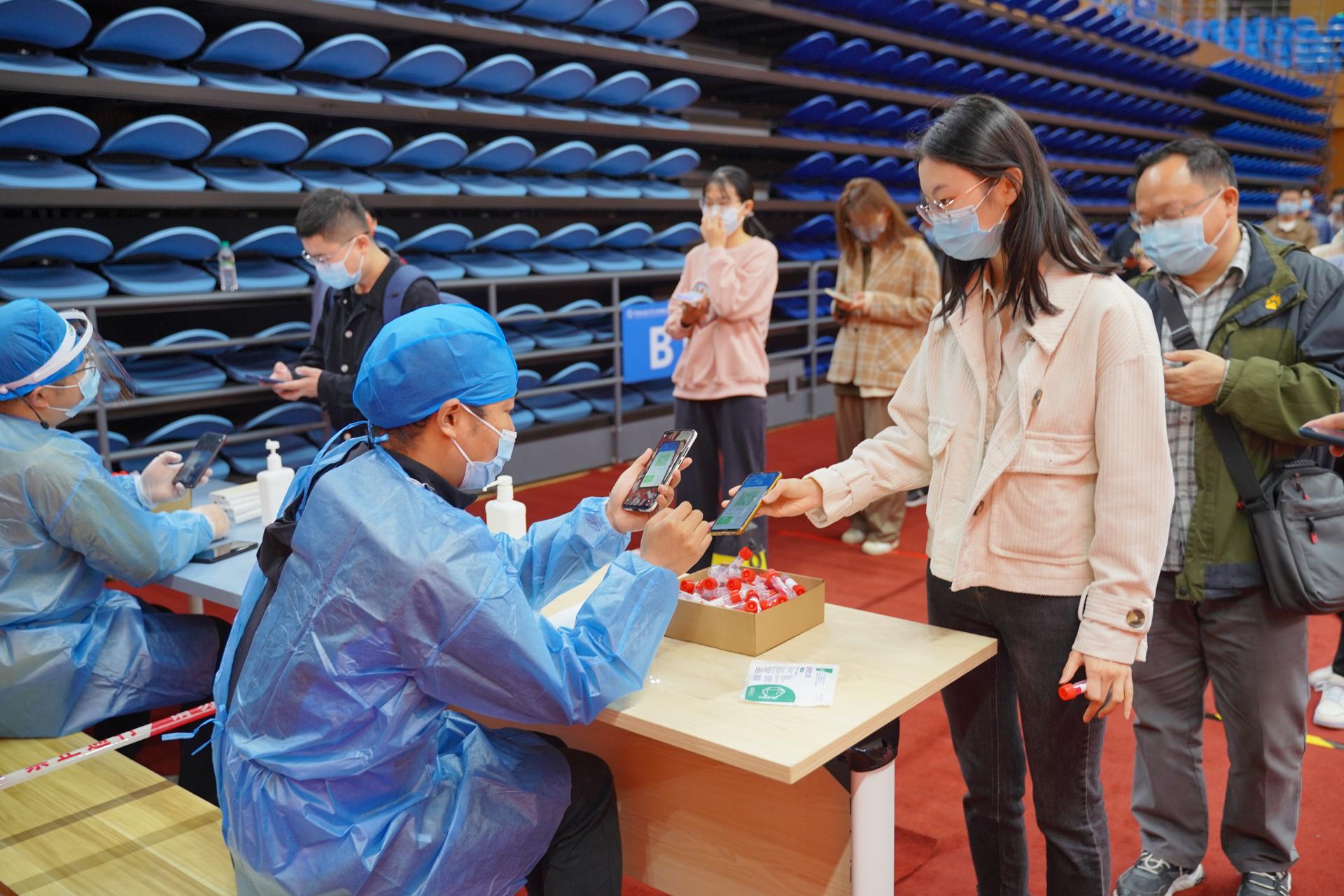 鲜红的党旗，在抗疫志愿服务中迎风飘扬