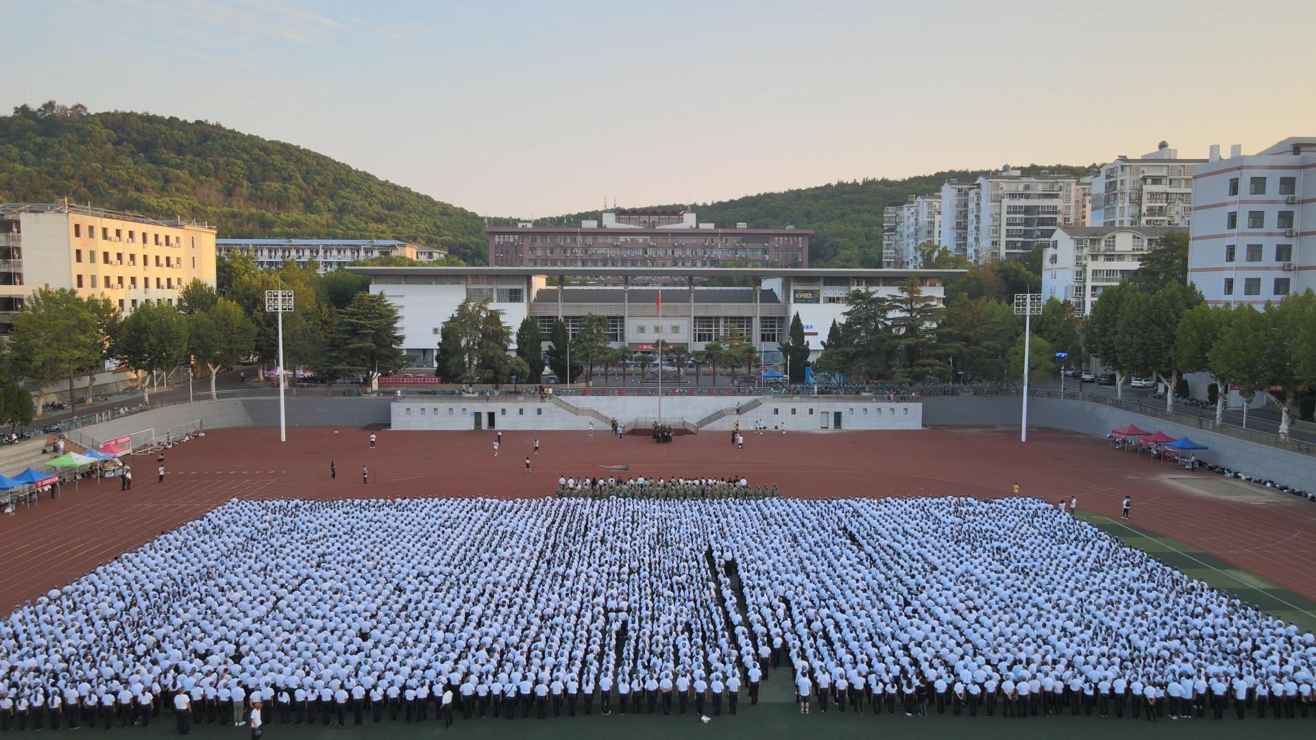 我校举行“勿忘国耻，吾辈自强”主题升旗仪式