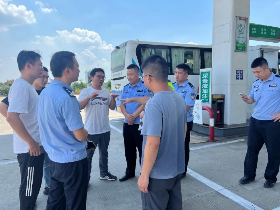 我校师生在罗田野外实习中勇救4名落水者