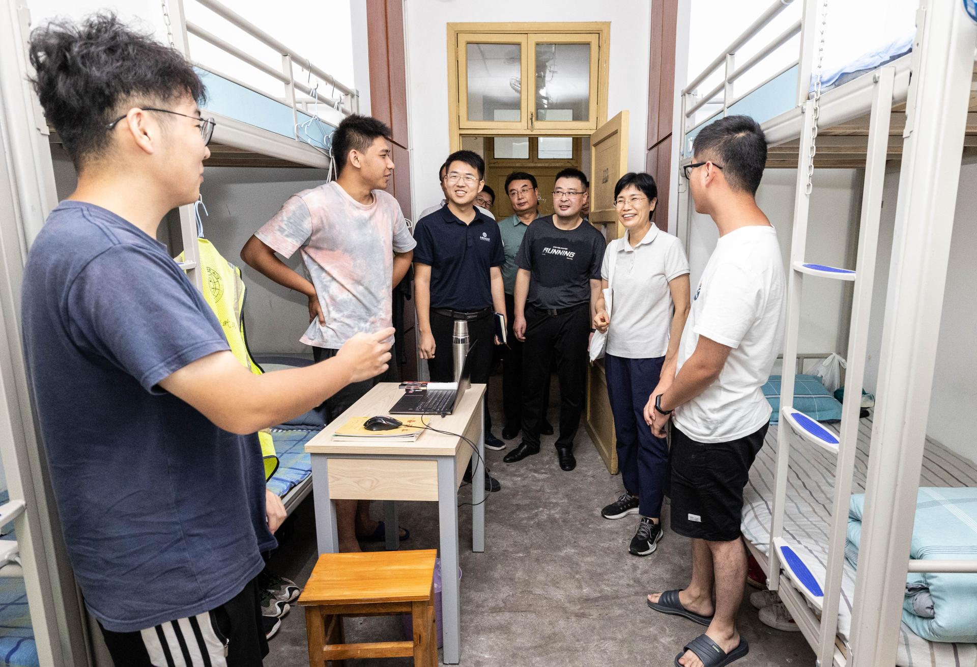 校党委书记黄晓玫赴秭归慰问实习师生